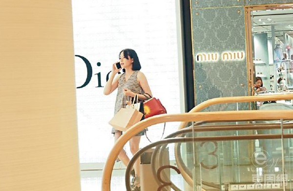 cap-dai-gia-u60-my-nhan-hong-kong-di-xe-sang-xai-tien-nhu-nuoc-2