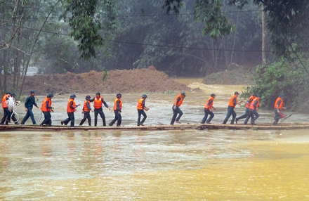  Phương án nổ mìn trong buổi diễn tập có sức công phá lớn làm 3 người dân bị thương, 5 ô tô bị hư hỏng nhẹ. 
