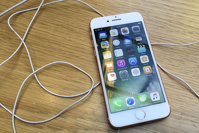 Ngoài chống thấm nước, iPhone mới sẽ nói lời tạm biệt với dây dợ lằng nhằng /// Ảnh: AFP