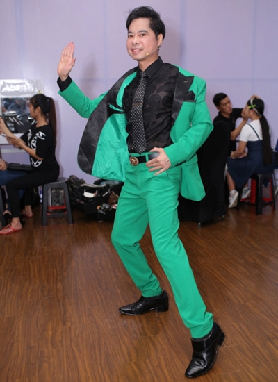 ngoc-son-roi-ghe-nong-bat-tay-chao-danh-hai-hoai-linh-2