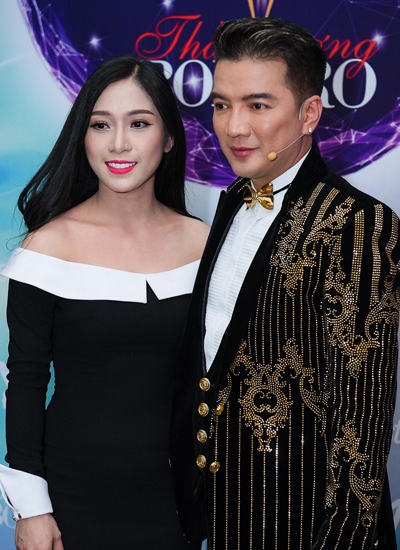 ngoc-son-roi-ghe-nong-bat-tay-chao-danh-hai-hoai-linh-3