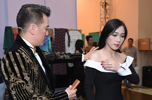 ngoc-son-roi-ghe-nong-bat-tay-chao-danh-hai-hoai-linh-4