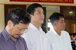 Nguyên giám đốc Sở Thông tin và Truyền thông Phú Yên cùng các đồng phạm tại tòa. Ảnh: