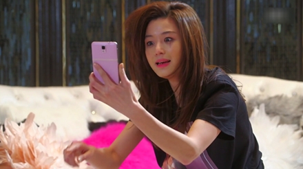 Cô gái bị 