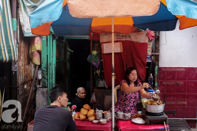 Chuyện cô Ba Sài Gòn có nụ cười giòn tan: Bán phá lấu 28 năm, nuôi 7 miệng ăn và mua nhà 3 tỷ - Ảnh 13.