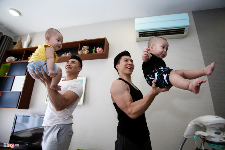Quoc Co, Quoc Nghiep tap xiec cho con trai tu 2 thang tuoi hinh anh 1