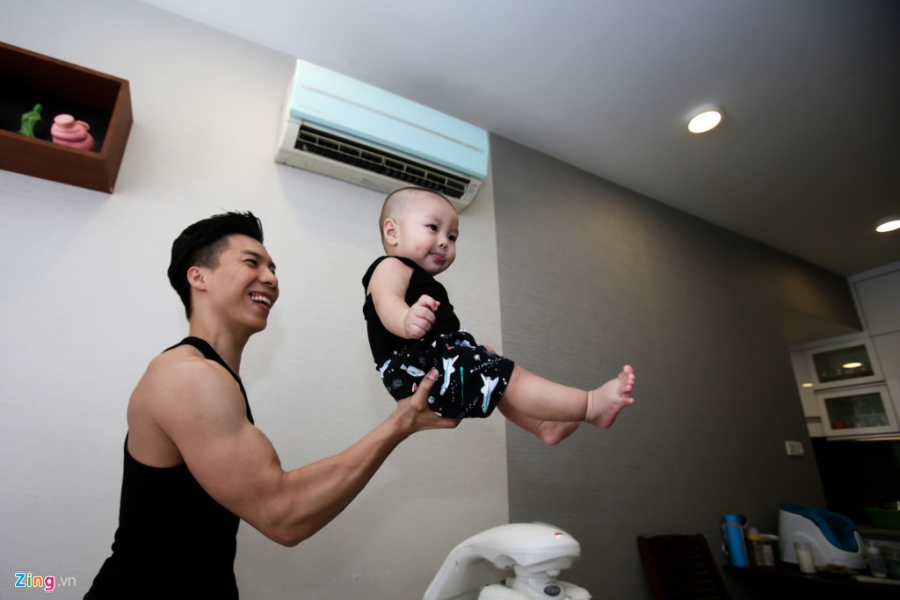 Quoc Co, Quoc Nghiep tap xiec cho con trai tu 2 thang tuoi hinh anh 2