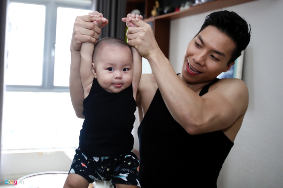 Quoc Co, Quoc Nghiep tap xiec cho con trai tu 2 thang tuoi hinh anh 5