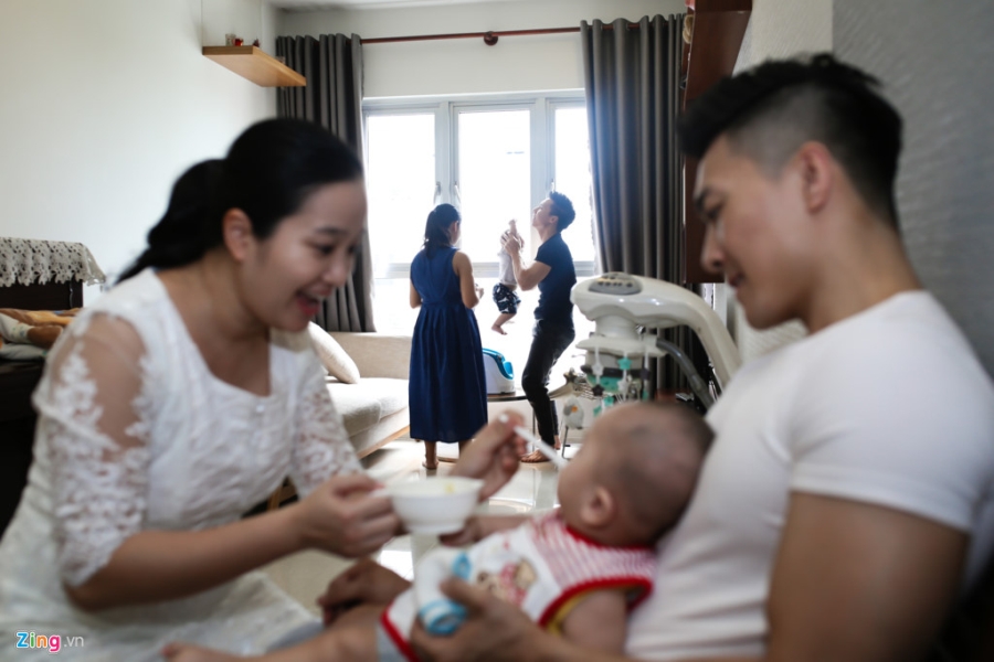 Quoc Co, Quoc Nghiep tap xiec cho con trai tu 2 thang tuoi hinh anh 9
