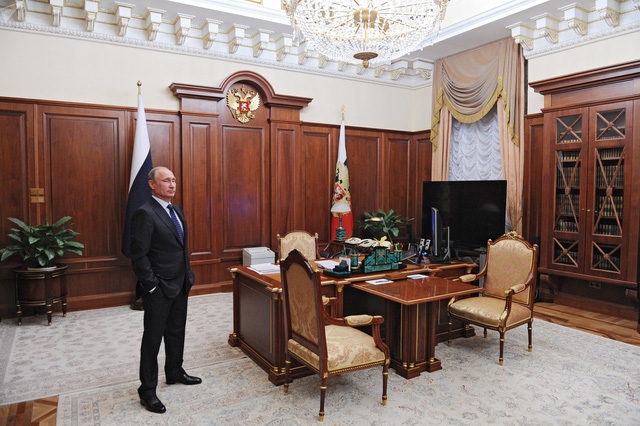  Ông Putin bên trong phòng làm việc. (Ảnh: Sputnik) 