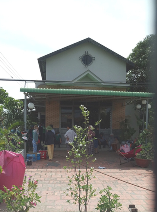 Cháy nhà, mẹ chết, 2 con nguy kịch - Ảnh 1.