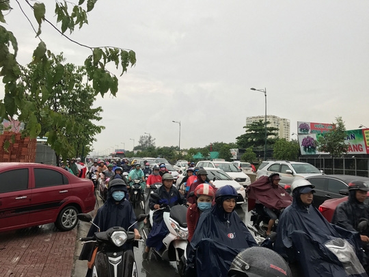 Đường sắt “tê liệt” gần 1 giờ sau cơn mưa hơn 30 phút - Ảnh 3.