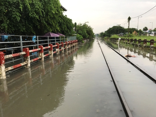 Đường sắt “tê liệt” gần 1 giờ sau cơn mưa hơn 30 phút - Ảnh 8.