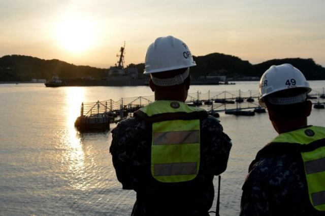  Tàu khu trục neo tại cảng Yokosuka. 