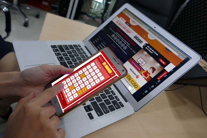 Chọn mua vé số điện toán qua mạng bằng ứng dụng tự phát /// Ảnh: Đ.N.T