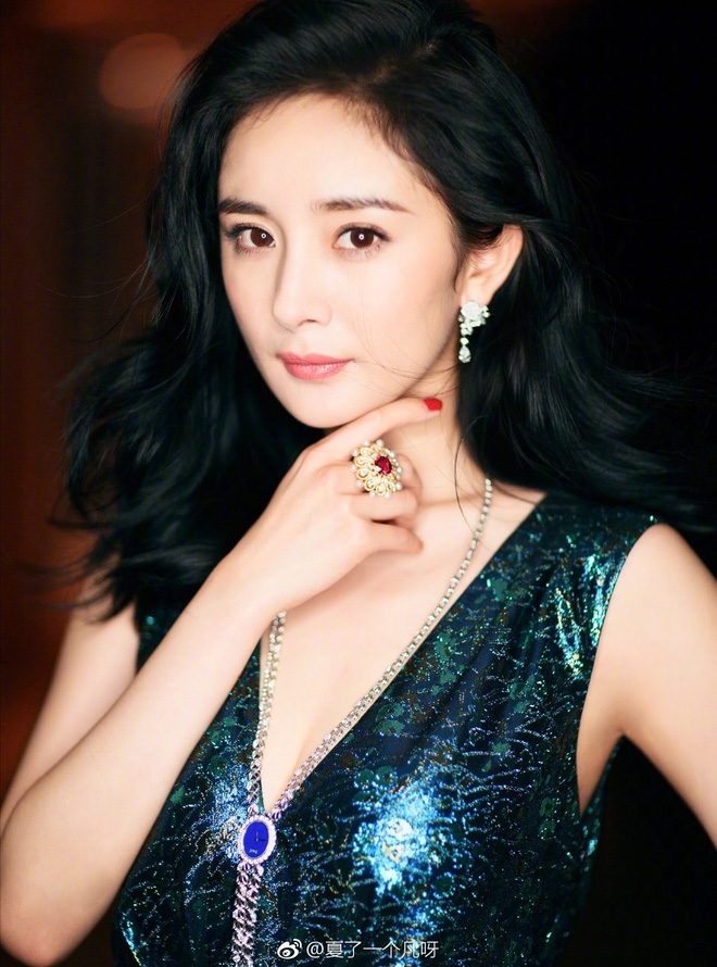 Thảm đỏ Weibo Films Night: Dương Mịch khoe vòng một căng đầy, Mỹ Nhân Ngư Lâm Duẫn sang chảnh đè bẹp đồng nghiệp - Ảnh 6.