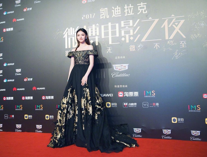 Thảm đỏ Weibo Films Night: Dương Mịch khoe vòng một căng đầy, Mỹ Nhân Ngư Lâm Duẫn sang chảnh đè bẹp đồng nghiệp - Ảnh 8.