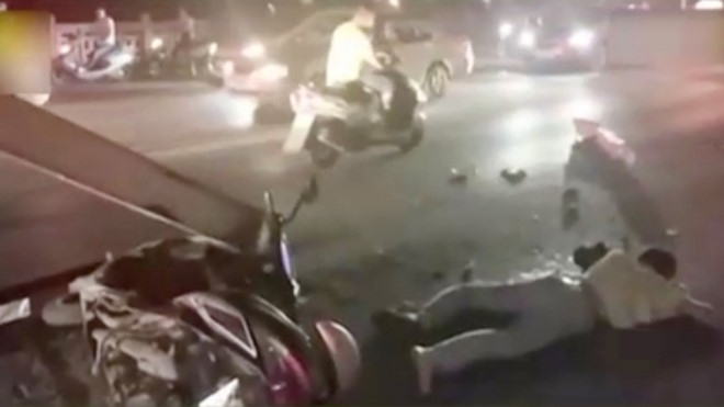 Be 6 tuoi cau cuu sau tai nan giao thong: 'Xin cuu bo toi' hinh anh 1
