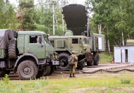 Can canh ten lua S-300 cua Nga tap tran tai quan khu mien Tay - Anh 8