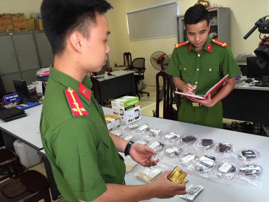 canh sat phat hien thiet bi gian lan thi cu sieu tinh vi hinh anh 3