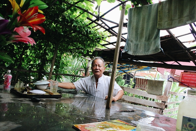 Chuyện tình yêu của cụ ông tự tay trồng và chăm sóc cả một vườn hoa ngát hương bên mộ phần người vợ đã khuất - Ảnh 1.
