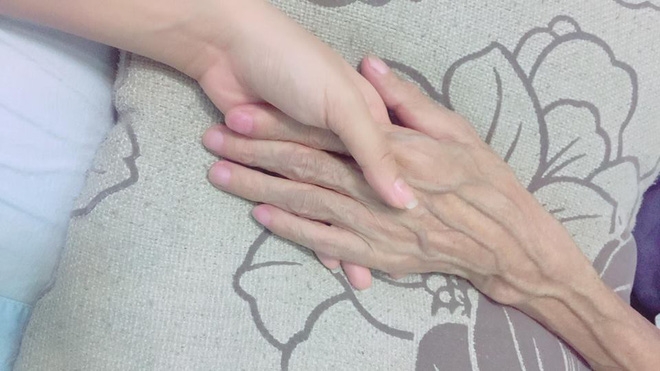 Hoa hậu Phạm Hương lần đầu tiết lộ về người cha đang lâm trọng bệnh - Ảnh 2.