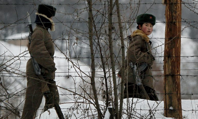 Các binh sĩ Triều Tiên tuần tra dọc biên giới Triều Tiên - Trung Quốc (Ảnh: Korea Times)