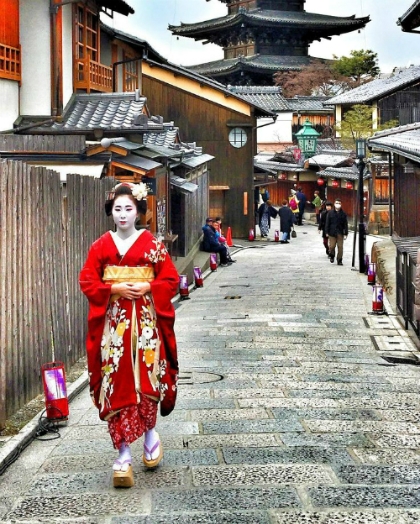 nguoi-dan-ong-phuc-vu-gan-100-geisha-o-kyoto