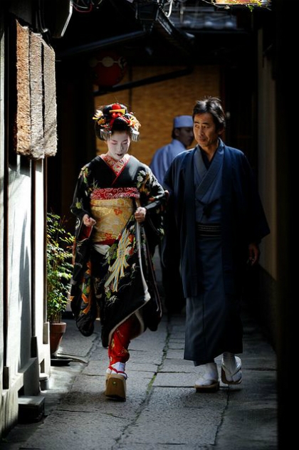 nguoi-dan-ong-phuc-vu-gan-100-geisha-o-kyoto-1