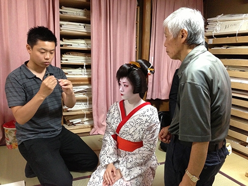 nguoi-dan-ong-phuc-vu-gan-100-geisha-o-kyoto-page-2-2