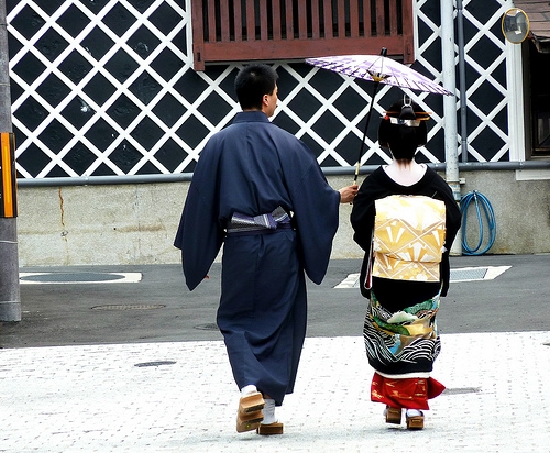 nguoi-dan-ong-phuc-vu-gan-100-geisha-o-kyoto-page-2-3