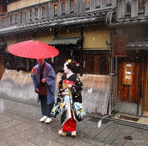 nguoi-dan-ong-phuc-vu-gan-100-geisha-o-kyoto-page-2-4