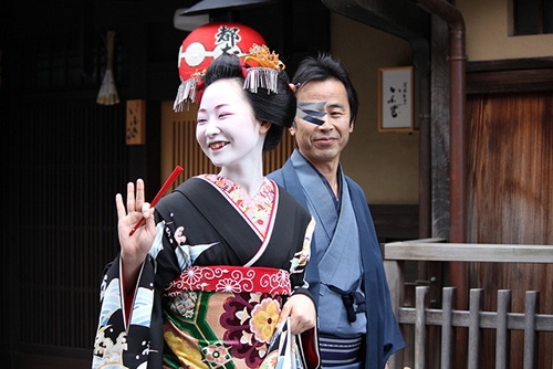 nguoi-dan-ong-phuc-vu-gan-100-geisha-o-kyoto-page-2-5