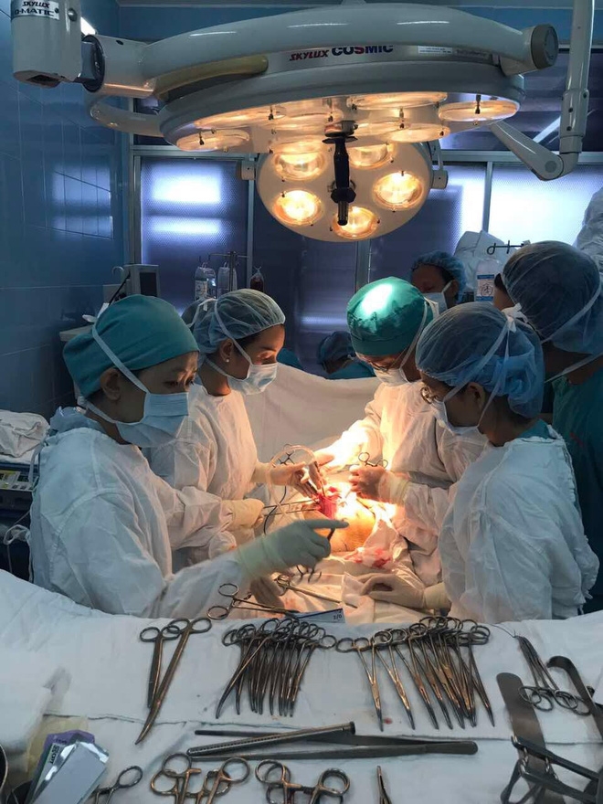 Thiếu nữ bị ung thư buồng trứng rất nặng, mẹ xin về chờ chết nhưng bác sĩ đã làm được điều “thần kỳ” - Ảnh 2.