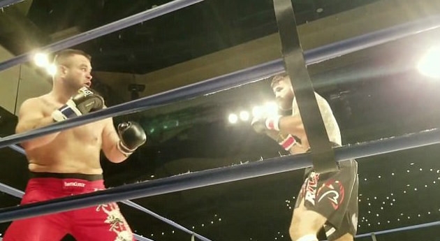 Hague (trái) qua đời sau trận thua knock-out /// Chụp màn hình Youtube