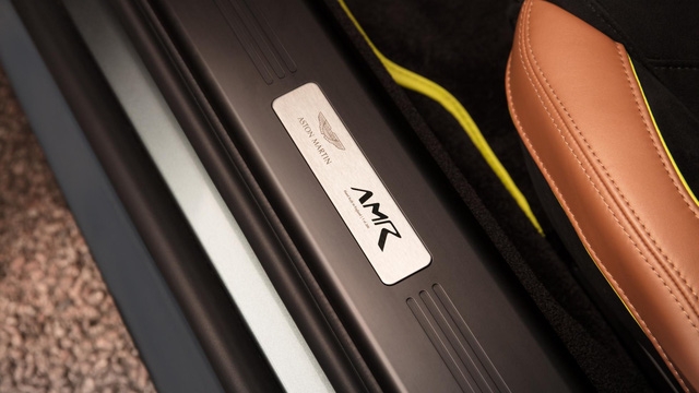 Aston Martin Vantage AMR - Tầm cao mới của hãng siêu xe Anh quốc - Ảnh 13.