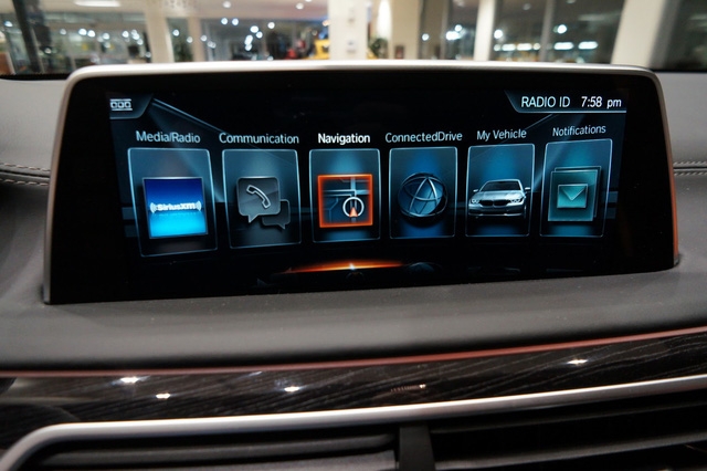 Cận cảnh chiếc BMW 750i 2017 với trang bị nhiều như mây - Ảnh 10.
