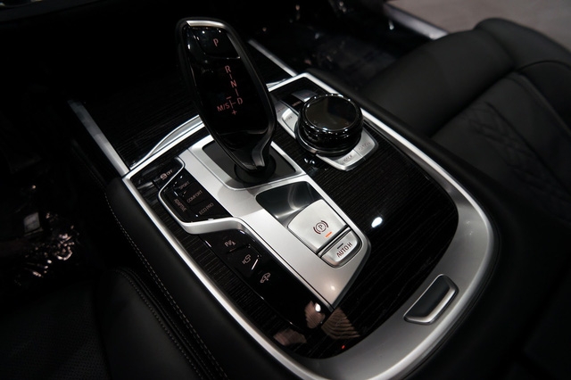 Cận cảnh chiếc BMW 750i 2017 với trang bị nhiều như mây - Ảnh 16.
