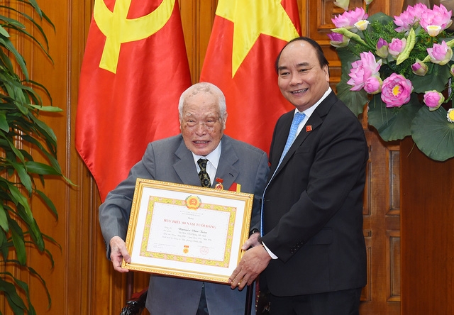  Thủ tướng Nguyễn Xuân Phúc trao Huy hiệu 80 năm tuổi Đảng cho nguyên Bí thư Trung ương Đảng Nguyễn Văn Trân (ảnh: VGP) 