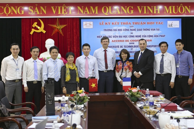  Giảng viên trẻ Lê Nguyên Khương (trái, ngoài cùng) là nhân tố thúc đẩy hợp tác quốc tế ở ngôi trường anh đang công tác. 