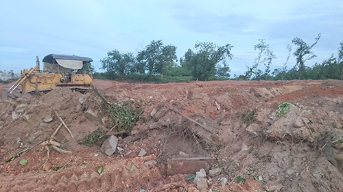 Xác minh thông tin lăng vợ vua Tự Đức bị san ủi làm bãi đỗ xe hình ảnh 3 xac minh thong tin lang vo vua tu duc bi san ui lam bai do xe hinh anh 3