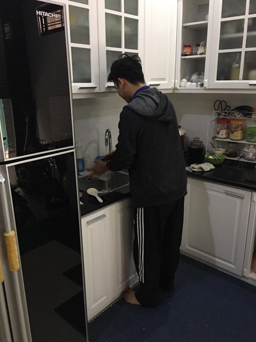 anh chong xam tro vua rua bat vua dap tra ban 