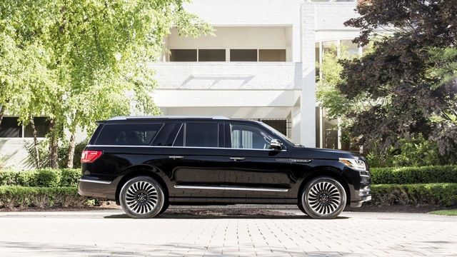 Chuyên cơ mặt đất Lincoln Navigator 2018 thêm đồ sộ với phiên bản kéo dài - Ảnh 2.