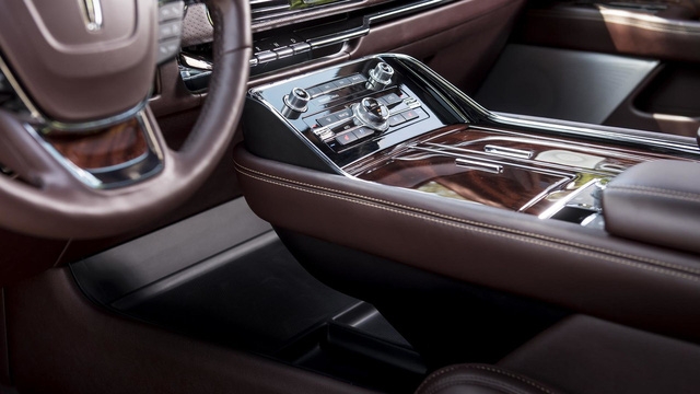 Chuyên cơ mặt đất Lincoln Navigator 2018 thêm đồ sộ với phiên bản kéo dài - Ảnh 12.