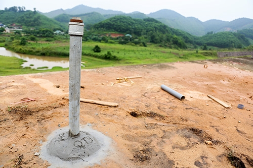 Khu vực khoan thăm dò trên đập chính. Ảnh: Gia Chính