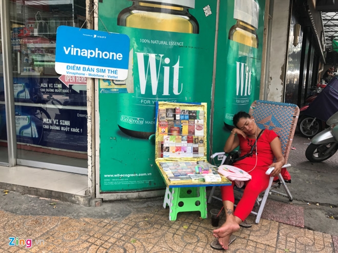 'Pho tay' Sai Gon van ban SIM rac, khong can chup anh nguoi mua hinh anh 1