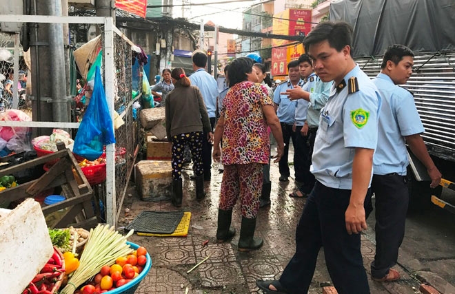 TP.HCM: Phó chủ tịch phường bị tấn công khi “dẹp loạn” vỉa hè - 1