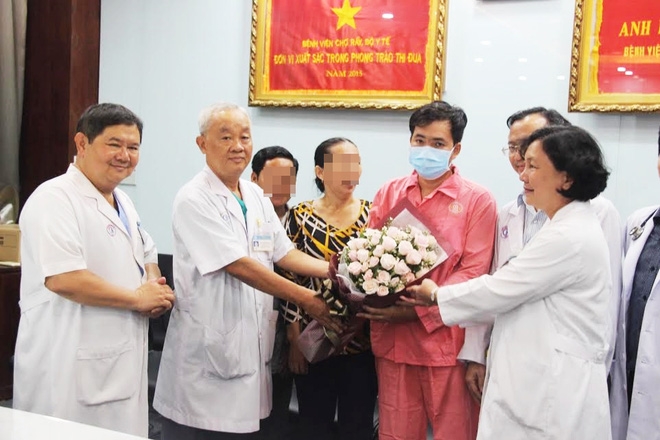 Chàng trai sống bằng quả tim cô gái 18 tuổi đã xuất viện - Ảnh 3.