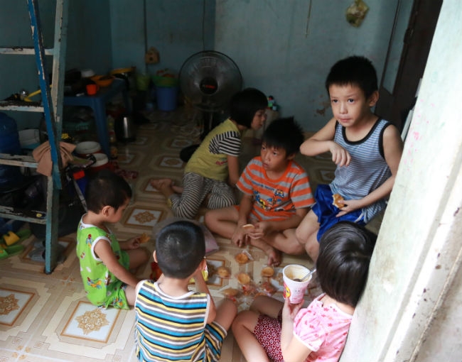 chong bo di, vo nuoi 11 con giua sai gon: 'nhieu luc toi chi muon chet nhung nhin dan con lai co gat nuoc mat' - 1