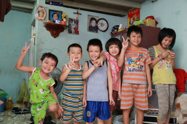 chong bo di, vo nuoi 11 con giua sai gon: 'nhieu luc toi chi muon chet nhung nhin dan con lai co gat nuoc mat' - 2